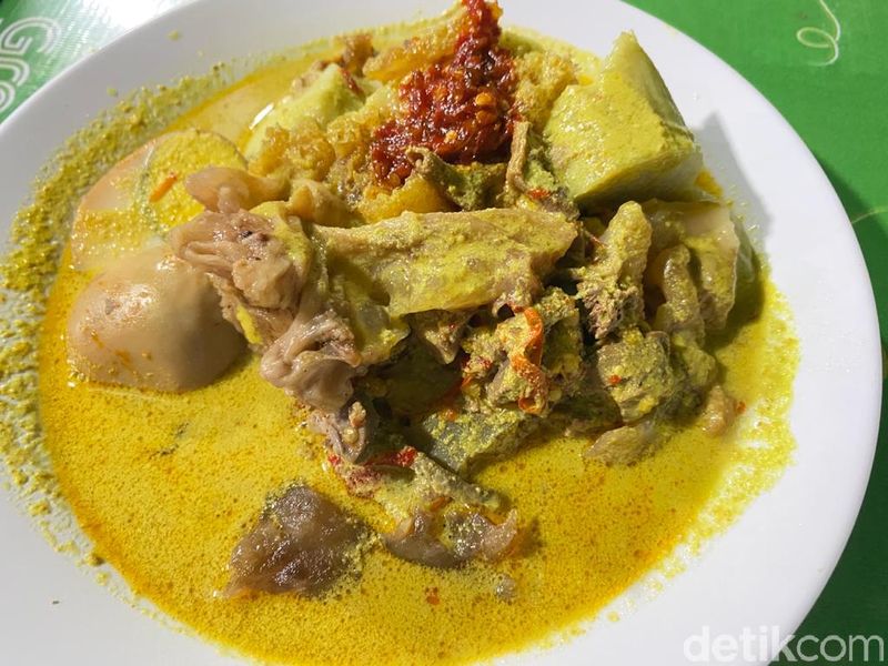 Mbak Tum: Gudeg Koyor dan Lontong Opor Enak di Semarang Sejak 1991