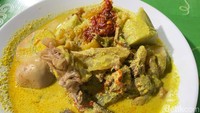 Lontong opor juga layak dicicipi. Tampilannya mirip ketupat sayur khas Minang dengan kuah opor yang kental dan gurih mantap.