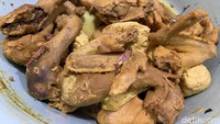 Lauk lainnya adalah aneka olahan ayam. Ada juga ayam goreng petai yang terkenal di Mbak Tum.