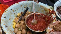 Kalau ini sambal merah yang pedas mantap buatan Mbak Tum. Makan gudeg pun jadi lebih nikmat dengan sambal ini.