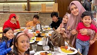 “Breakfast with family,” tulis Meisya di keterangan foto. Terlihat mereka menyantap aneka makanan, termasuk omelet yang menggugah selera.