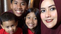 Saat ini Meisya dan adiknya, Al tinggal bersama Meggy di Makassar.  Sementara sang kakak masih di Jakarta.
