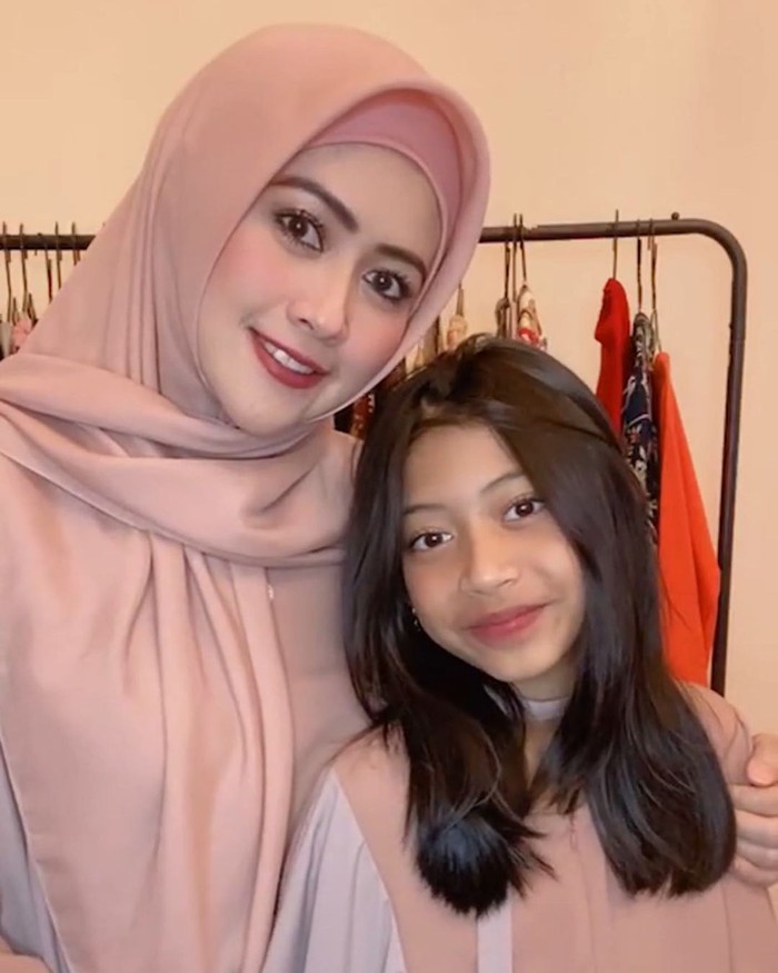 Meisya, Anak Cantik Kiwil yang Hobi Ngemil dan Makan Enak Meisya, Anak Cantik Kiwil yang Hobi Ngemil dan Makan Enak