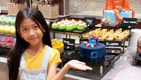 Jalan-jalan ke hotel, Meisya tak lupa foto bersama aneka kue dan dessert menggemaskan. 