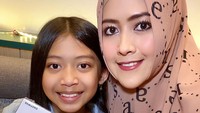 Begini senyum bahagia Meisya di hari ulang tahunnya ke-10. Ia tiup lilin di atas donat dan menerima hadiah handphone.