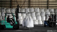 Aturan ini pada intinya memisahkan kegiatan produksi gula kristal rafinasi (GKR) untuk kebutuhan industri dan gula kristal putih (GKP) untuk konsumsi rumah tangga. Namun kebijakan ini belum terlaksana optimal lantaran ada saja pabrik gula nakal yang masih menggantungkan bahan baku raw sugar impor ketimbang menyerap tebu petani.