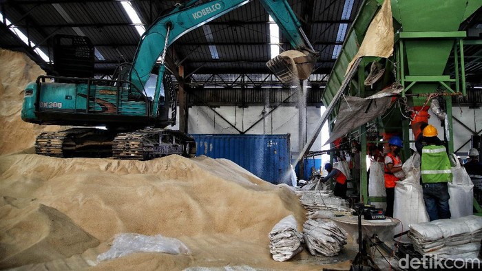 Indonesia mengimpor gula mentah dari India. Gula mentah ini disimpan di Pelabuhan Tanjung Priok, Jakarta, untuk selanjutnya didistribusikan ke berbagai daerah.