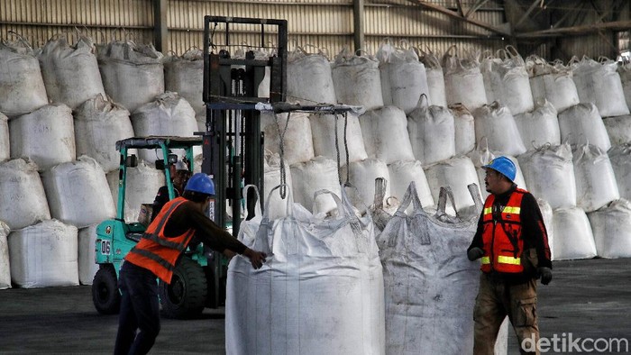 Indonesia mengimpor gula mentah dari India. Gula mentah ini disimpan di Pelabuhan Tanjung Priok, Jakarta, untuk selanjutnya didistribusikan ke berbagai daerah.