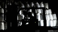 Pada 5 Mei lalu, Perum Bulog telah menggelontorkan sedikitnya 22.000 ton gula yang baru datang dari India dan langsung didistribusikan ke pasar. Impor gula tersebut baru sebagian dari izin impor yang diberikan Kementerian Perdagangan dari total permintaan sebanyak 50.000 ton.