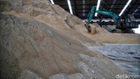 Selama bertahun-tahun, di dalam negeri terjadi polemik soal gula rafinasi (industri) berbasis bahan baku impor gula mentah yang merembes ke pasar ‎sehingga gula petani kalah saing.