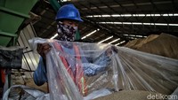 Kemenperin pun memperketat aturan impor gula rafinasi melalui Peraturan Menteri Perindustrian Nomor 3 tahun 2021. Beleid ini mengatur tentang jaminan ketersediaan bahan baku industri gula dalam rangka pemenuhan kebutuhan gula nasional.