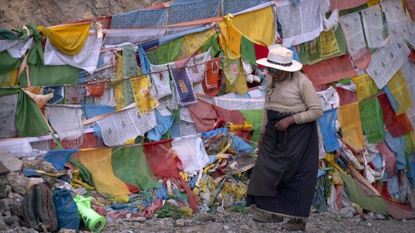 Daerah Tibet memiliki suhu cukup rendah karena berada di pegunungan es, penduduk lokal mengandalkan kebutuhan hidup dari hutan dan sungai. Daerah Tibet memiliki suhu cukup rendah karena berada di pegunungan es, penduduk lokal mengandalkan kebutuhan hidup dari hutan dan sungai.