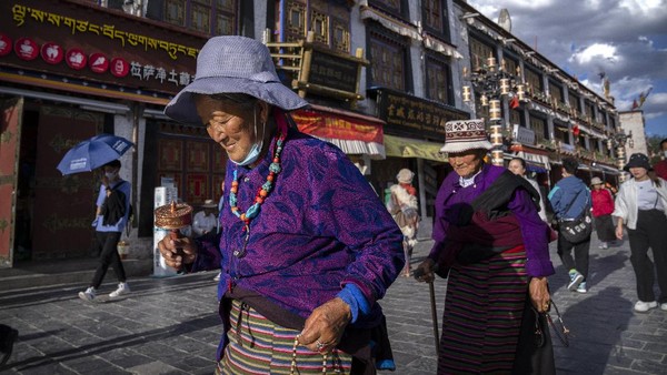 Perbedaan mencolok antara penduduk Tibet dengan penduduk di daerah sekitarnya ialah penduduk asli Tibet memiliki siklus usia lebih dari 100 tahun. Perbedaan mencolok antara penduduk Tibet dengan penduduk di daerah sekitarnya ialah penduduk asli Tibet memiliki siklus usia lebih dari 100 tahun.