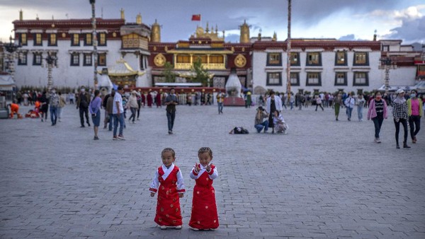 Secara geografis, masuk ke teritorial negara Cina. Namun pada kenyataannya Tibet memiliki otonomi sendiri yang tidak mau disamakan dengan Cina. Secara geografis, masuk ke teritorial negara Cina. Namun pada kenyataannya Tibet memiliki otonomi sendiri yang tidak mau disamakan dengan Cina.