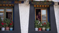 Selain dikenal dengan keunikan letak geografisnya, Tibet juga terkenal akan tradisinya yang masih kental.  