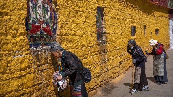 Kebanyakan penduduk di Tibet masih mempercayai adanya kekuatan magis, kekuatan di luar nalar manusia yang biasa disebut sebagai animisme-dinamisme. Kebanyakan penduduk di Tibet masih mempercayai adanya kekuatan magis, kekuatan di luar nalar manusia yang biasa disebut sebagai animisme-dinamisme.