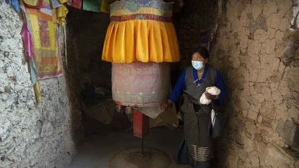 Seorang wanita Tibet memutar roda doa di sebuah kuil Buddha yang dibangun di sebuah gua di Namtso, Tibet, Rabu (2/6/2021) waktu setempat. Seorang wanita Tibet memutar roda doa di sebuah kuil Buddha yang dibangun di sebuah gua di Namtso, Tibet, Rabu (2/6/2021) waktu setempat.