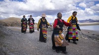Warga Tibet sudah terbiasa dengan hawa dingin, adaptasi yang dilakukan oleh penduduk asli Tibet cukup ekstrim.  