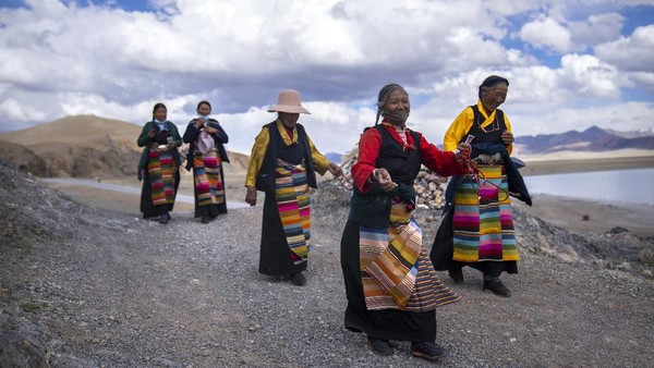 Warga Tibet sudah terbiasa dengan hawa dingin, adaptasi yang dilakukan oleh penduduk asli Tibet cukup ekstrim. Warga Tibet sudah terbiasa dengan hawa dingin, adaptasi yang dilakukan oleh penduduk asli Tibet cukup ekstrim.