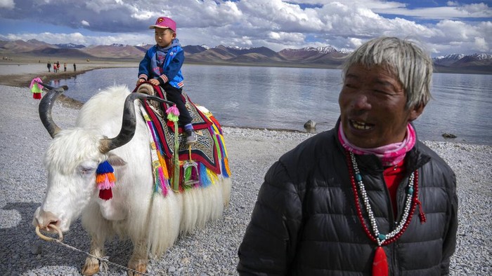 Daratan Tibet merupakan salah satu daerah yang berada di wilayah Cina. Tibet juga dikenal sebagai provinsi dengan wilayah yang paling tinggi di bumi. AP Photo/Mark Schiefelbein)