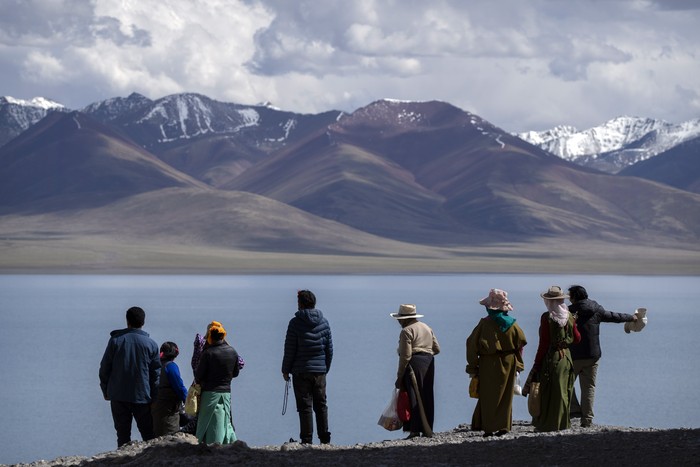 Daratan Tibet merupakan salah satu daerah yang berada di wilayah Cina. Tibet juga dikenal sebagai provinsi dengan wilayah yang paling tinggi di bumi. AP Photo/Mark Schiefelbein)