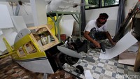 Pungki, seorang perajin pesawat aeromodeling bercerita mengenai awal mula ia menekuni bisnis pesawat tersebut.  