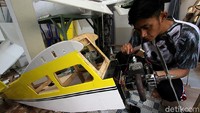 Proses pembuatan pesawat tersebut beragam tergantung ukuran. Bila ukuran pesawat kecil dan sederhana, Pungki membutuhkan waktu satu minggu untuk proses pembuatannya.