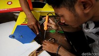 Satu pesawat aeromodeling yang dibuat Pungki dibanderol harga Rp 2,5 juta hingga 3 juta. Pelanggan Pungki ada diseluruh pelosok Nusantara.