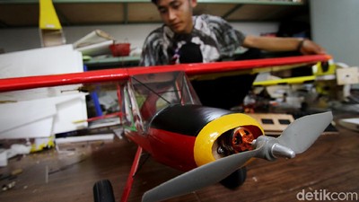 Melihat Pembuatan Pesawat Aeromodeling Berbahan Bakar Bensin