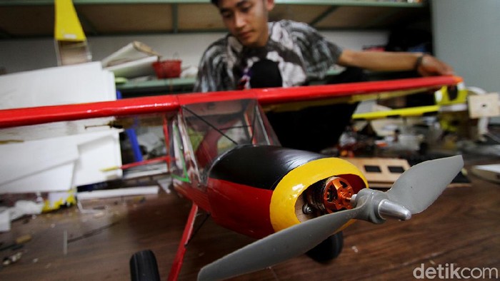 Melihat Pembuatan Pesawat Aeromodeling Berbahan Bakar Bensin Seorang pemuda di Boyolali memproduksi pesawat aeromodeling berbagai ukuran. Menariknya, pesawat buatannya itu dapat terbang dengan menggunakan BBM jenis bensin