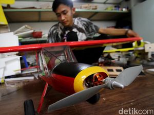 Melihat Pembuatan Pesawat Aeromodeling Berbahan Bakar Bensin