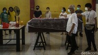 Saat warga keturunan Tionghoa meninggal, kremasi jadi salah satu prosesi yang kerap dijalankan. Pewaris biasanya meminta abu kremasi dilarung di laut, disimpan di rumah abu atau di rumah jenazah.