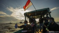 Sementara jika dilarung keluarga akan berangkat ke laut hingga menjauh 1 km dari daratan. Biasanya keluarga menaiki satu perahu bersama-sama.