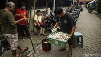 Sementara di Kawasan Pasar lama atau Cina Benteng pasangan suami istri Go Beng Ho atau Heri Gozali dan Suryati atau Hong Nio berwasiat kepada ketujuh anaknya untuk menyimpan abu jenazah di rumah setelah kedua pasangan itu meninggal. Sebagai bentuk rasa bakti dan hormat kepada orang tua yang telah meninggal, ketujuh anak menyimpan abu di rumah yang berlokasi di Pasar Lama Tangerang atau lebih dikenal dengan kawasan Cina Benteng.