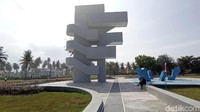 Alun-alun Paamprokan memiliki spot ikonik yaitu menara pantau setinggi 16 meter dengan pemandangan laut Pangandaran. Sayang, sampai Jumat (4/6) akses menuju menara pantau ini masih ditutup.  
