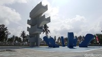 Selain sebagai penopang aktivitas pariwisata, alun-alun juga berfungsi sebagai sarana kegiatan masyarakat Pangandaran di berbagai bidang, baik keagamaan, seni, budaya dan lainnya.  