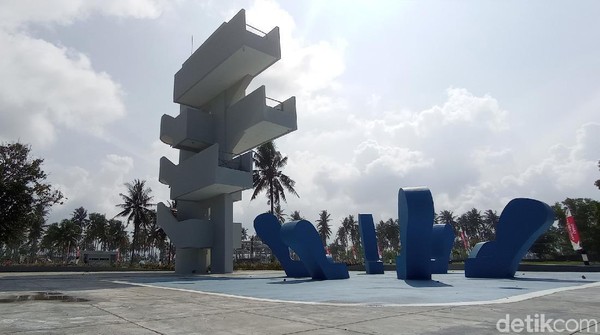 Selain sebagai penopang aktivitas pariwisata, alun-alun juga berfungsi sebagai sarana kegiatan masyarakat Pangandaran di berbagai bidang, baik keagamaan, seni, budaya dan lainnya. Â Selain sebagai penopang aktivitas pariwisata, alun-alun juga berfungsi sebagai sarana kegiatan masyarakat Pangandaran di berbagai bidang, baik keagamaan, seni, budaya dan lainnya. Â