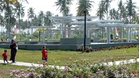 Pembangunan alun-alun ini memanfaatkan lahan milik pemerintah provinsi Jawa Barat, sementara pembangunannya memanfaatkan dana CSR dari sebuah perusahaan properti yang memiliki lahan persis di belakang lahan tersebut.  