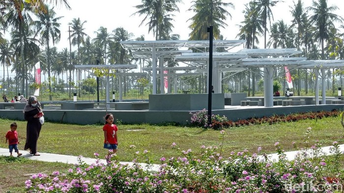 Kawasan Pantai Pangandaran kini memiliki ruang publik baru yang bisa dijadikan tempat menghabiskan waktu di luar ruangan. Ruang publik tersebut adalah alun-alun Paamprokan yang terletak di Jalan Pamugaran Pangandaran.