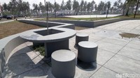 Fasilitas tempat duduk dan taman bunga yang cantik membuat warga yang berkunjung semakin betah. Pihak pemerintah juga mulai memanfaatkan alun-alun ini untuk kegiatan upacara atau rapat yang melibatkan banyak orang. Karena lapangan yang luas memungkinkan mereka menjaga jarak satu sama lain.  