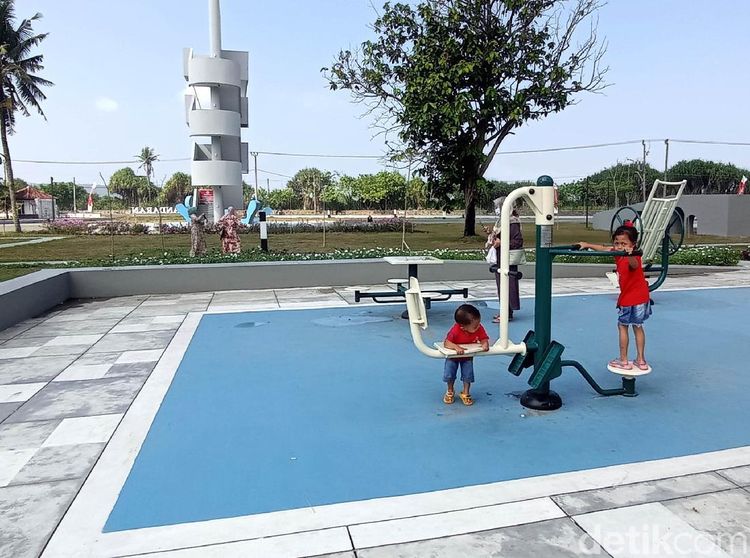 Menikmati Ruang Publik Alun-alun Paamprokan Pangandaran