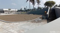 Alun-alun ini mulai hits menjadi tempat nongkrong anak-anak muda Pangandaran. Selain itu banyak warga yang mulai memanfaatkan alun-alun Paamprokan untuk kegiatan olahraga. Selain jogging, warga juga bisa memanfaatkan sarana alat kebugaran yang disediakan di taman ini.  