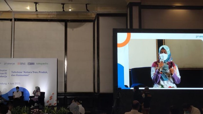 Menko Airlangga Hartarto bertemu peserta KUR di Bandung