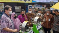 Pada kesempatan itu Askrindo memberikan bantuan CSR kepada alumni program kartu prakerja berupa mesin pemarut singkong, showcase, kulkas, serta meja kursi.