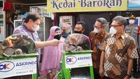 Menteri Koordinator Bidang Ekonomi Airlangga Hartarto didampingi Direktur Operasional Askrindo Erwan Djoko Hermawan dan Deputi Kementerian Koordinator Bidang Koordinasi Makroekonomi dan Keuangan Iskandar Simorangkir mengunjungi lokasi usaha milik alumni program Kartu Prakerja di Kota Bogor, Kamis (3/6).