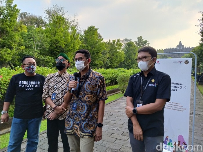 Menparekraf Sandiaga Uno saat memberikan keterangan kepada media dengan latar belakang Candi Borobudur.