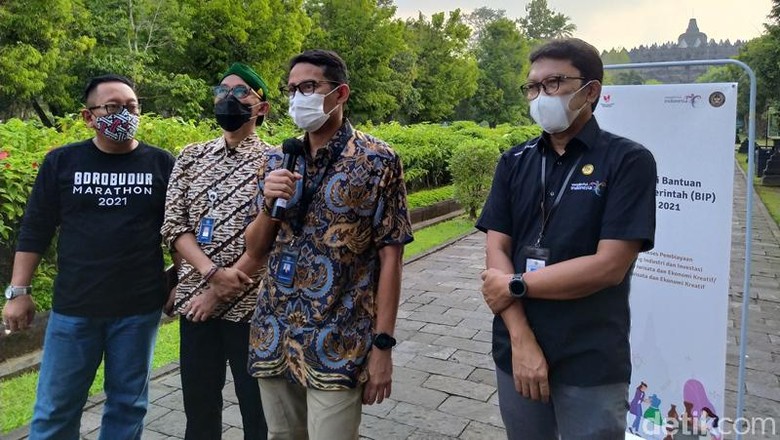 Menparekraf Sandiaga Uno saat memberikan keterangan kepada media dengan latar belakang Candi Borobudur.