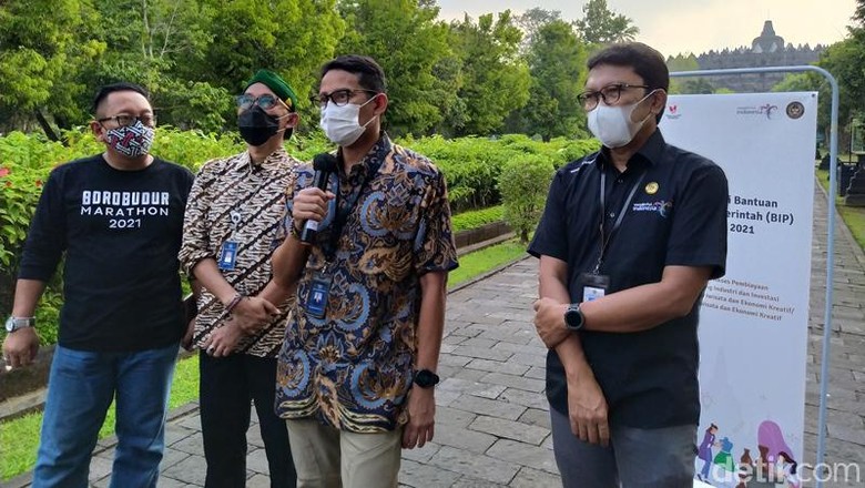 Menparekraf Sandiaga Uno saat memberikan keterangan kepada media dengan latar belakang Candi Borobudur. Menparekraf Sandiaga Uno saat memberikan keterangan kepada media dengan latar belakang Candi Borobudur.