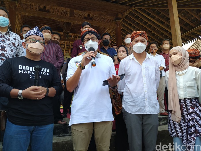 Menparekraf Sandiaga Uno saat meninjau stan di Balkondes Candirejo, Borobudur, Kabupaten Magelan