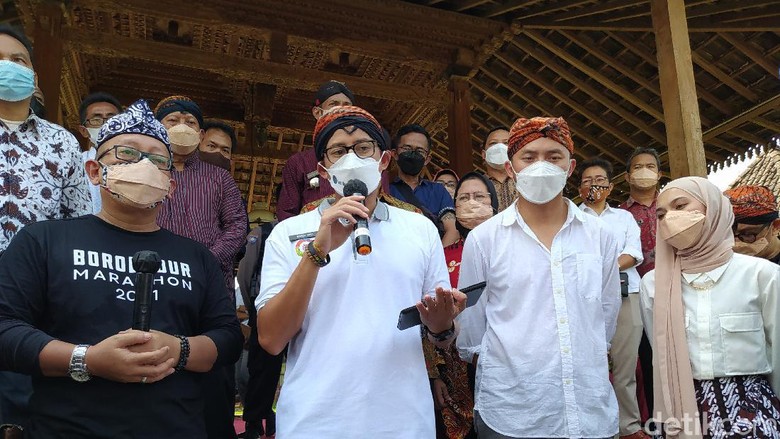 Menparekraf Sandiaga Uno saat meninjau stan di Balkondes Candirejo, Borobudur, Kabupaten Magelan Menparekraf Sandiaga Uno saat meninjau stan di Balkondes Candirejo, Borobudur, Kabupaten Magelan